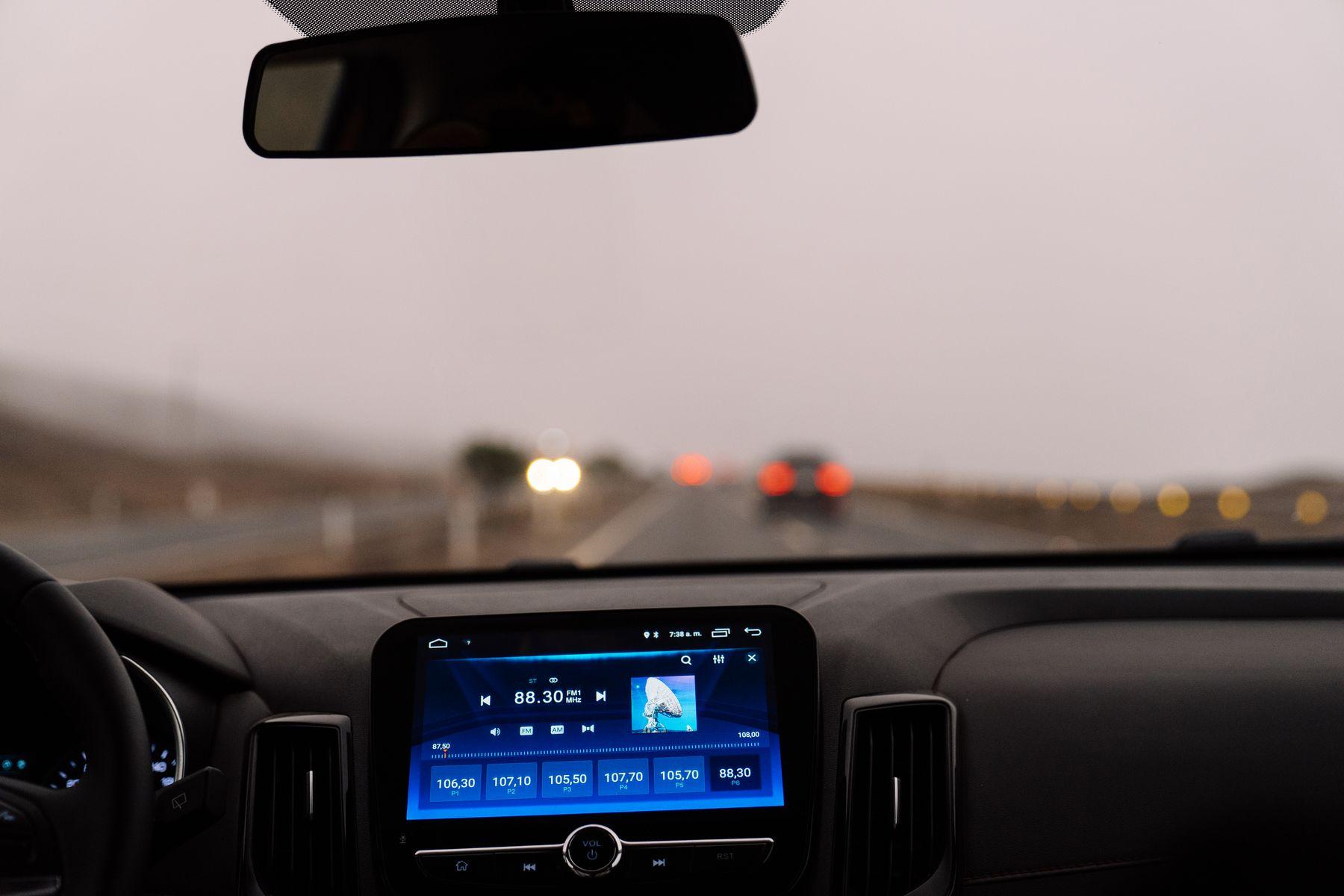 Route dégagée vue depuis le poste de conduite d'une voiture.